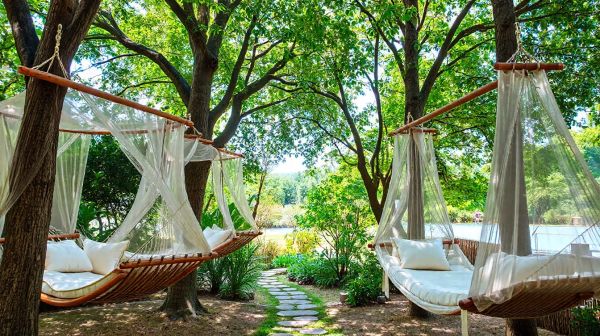 Top hamacs moustiquaires pour un été détente en extérieur
